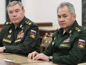 Minister obrony Rosji Siergiej Szojgu (R) i szef rosyjskiego Sztabu Generalnego Walery Gierasimow
