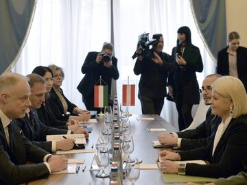 Minister obrony Węgier Kristof Szalay-Bobrovniczky i austriacka minister obrony Klaudia Tanner.