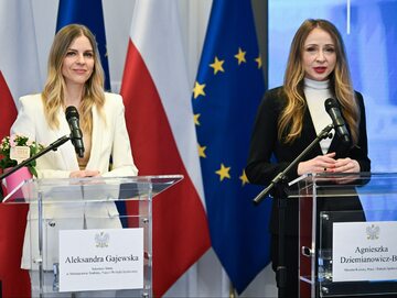 Minister rodziny, pracy i polityki społecznej Agnieszka Dziemianowicz-Bąk (P) i wiceminister Aleksandra Gajewska (L)