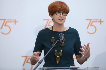 Minister rodziny pracy i polityki społecznej Elżbieta Rafalska podczas briefingu prasowego poświęconego prezentacji programu „Opieka 75+” na rok 2018