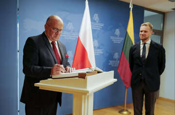 Minister spraw zagranicznych Polski Zbigniew Rau (L) i minister spraw zagranicznych Litwy Gabrielius Landsbergis