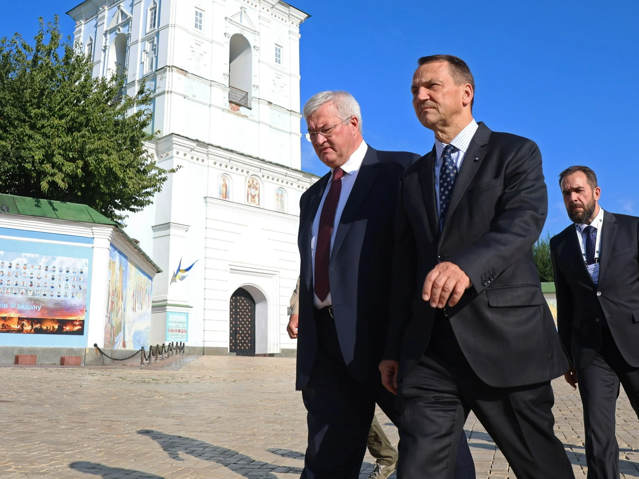 Minister spraw zagranicznych RP Radosław Sikorski (C) i minister spraw zagranicznych Ukrainy Andrij Sybiha (L)