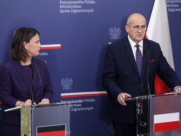 Minister spraw zagranicznych RP Zbigniew Rau (P) i minister spraw zagranicznych Niemiec Annalena Baerbock (L).