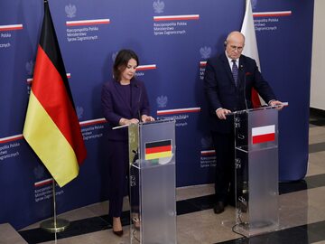 Minister spraw zagranicznych RP Zbigniew Rau (P) i minister spraw zagranicznych Niemiec Annalena Baerbock (L)