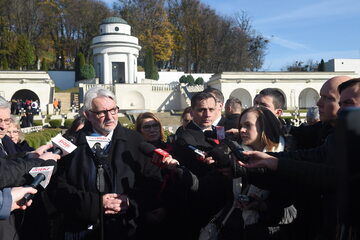 Minister spraw zagranicznych Witold Waszczykowski (L) podczas konferencji prasowej na Cmentarzu Łyczakowskim we Lwowie