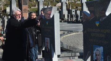 Minister spraw zagranicznych Witold Waszczykowski przy mogiłach ofiar ATO na cmentarzu Łyczakowskim we Lwowie