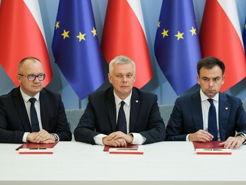 Minister sprawiedliwości, prokurator generalny Adam Bodnar (L), minister spraw wewnętrznych i administracji, koordynator służb specjalnych Tomasz Siemoniak (C) oraz minister finansów Andrzej Domański (P) podczas konferencji prasowej w siedzibie KPRM