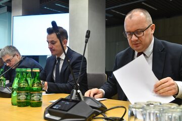 Minister sprawiedliwości, prokurator generalny Adam Bodnar (P) i wiceminister sprawiedliwości Arkadiusz Myrcha (C)