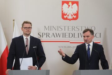 Minister sprawiedliwości, prokurator generalny Zbigniew Ziobro (P) oraz wiceminister sprawiedliwości Michał Woś (L).