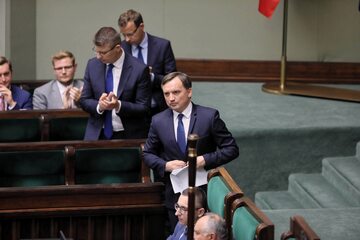 Minister sprawiedliwości Zbigniew Ziobro na sali posiedzeń w Sejmie