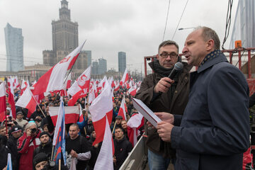 Minister Wojciech Kolarski z listem od prezydenta Andrzeja Dudy