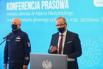 Minister zdrowia Adam Niedzielski (P) i Komendant Główny Policji Jarosław Szymczyk.