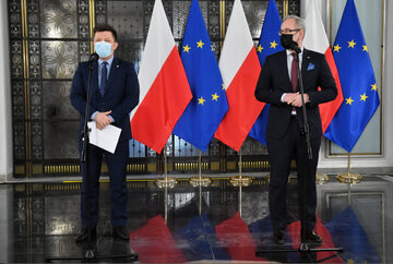 Minister zdrowia Adam Niedzielski (P) oraz szef KPRM Michał Dworczyk podczas wypowiedzi dla mediów