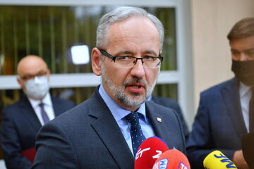 Minister zdrowia Adam Niedzielski podczas konferencji prasowej przed siedzibą Centrum Dialogu Społecznego "Dialog" w Warszawie