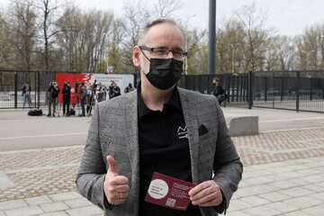 Minister zdrowia Adam Niedzielski przed Stadionem Narodowym po otrzymaniu szczepionki przeciwko COVID-19