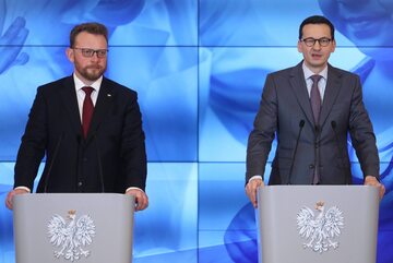 Minister zdrowia Łukasz Szumowski oraz premier Mateusz Morawiecki podczas konferencji prasowej w KPRM w Warszawie.