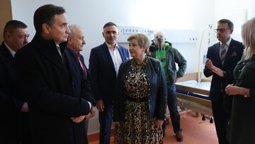 Minister Ziobro i współpracownicy podczas uroczystości zakończenia budowy Kliniki "Budzik" dla dorosłych