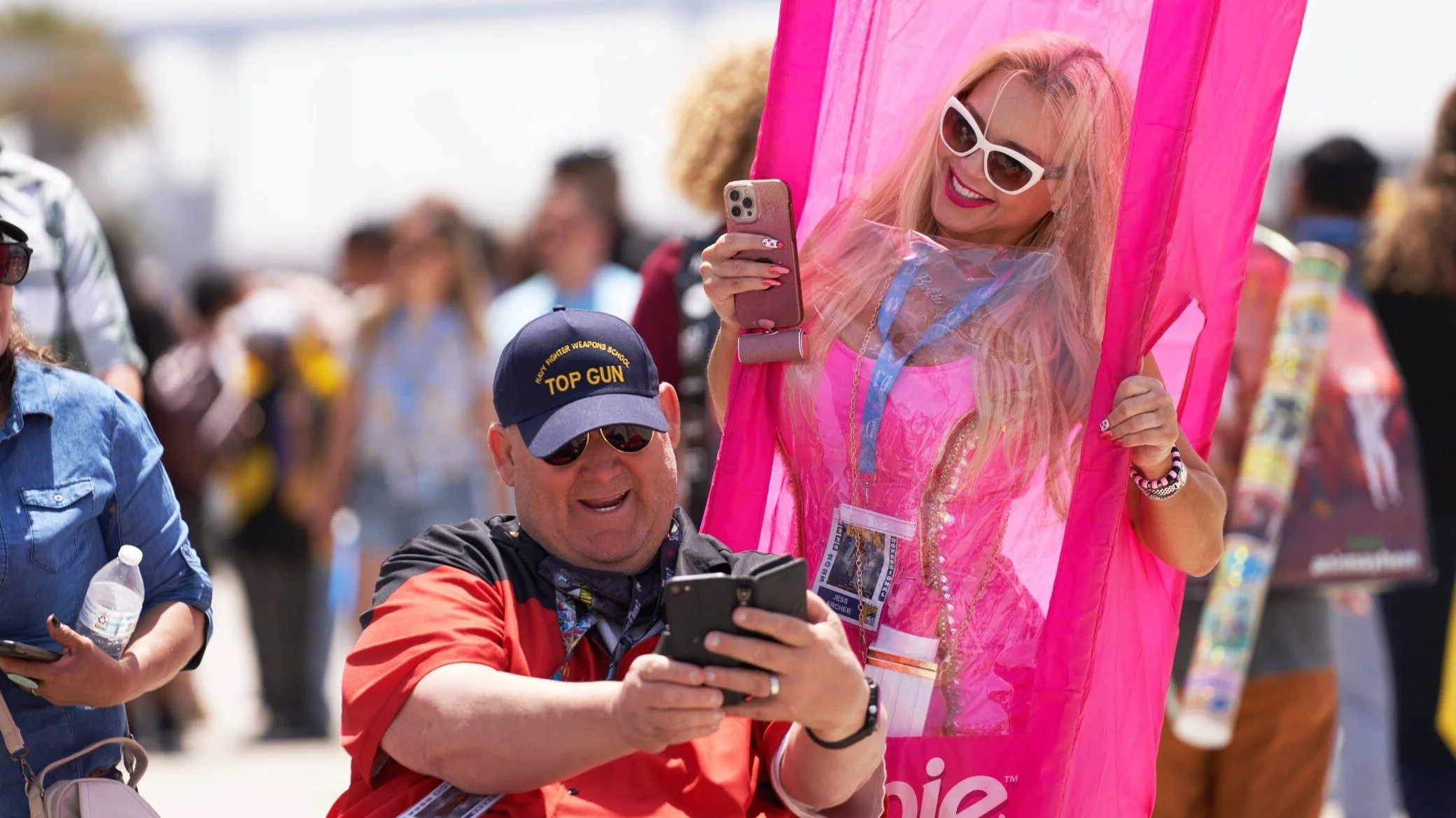 Mężczyzna robi sobie selfie z kobietą przebraną za Barbie. Zdj. ilustracyjne