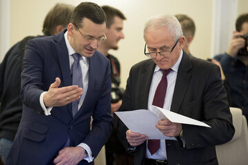Ministrowie Mateusz Morawiecki i Krzysztof Tchórzewski na posiedzeniu rządu