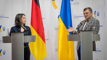 Ministrowie spraw zagranicznych Niemiec i Ukrainy, Annalena Baerbock i Dmytro Kułeba, podczas konferencji prasowej w Kijowie