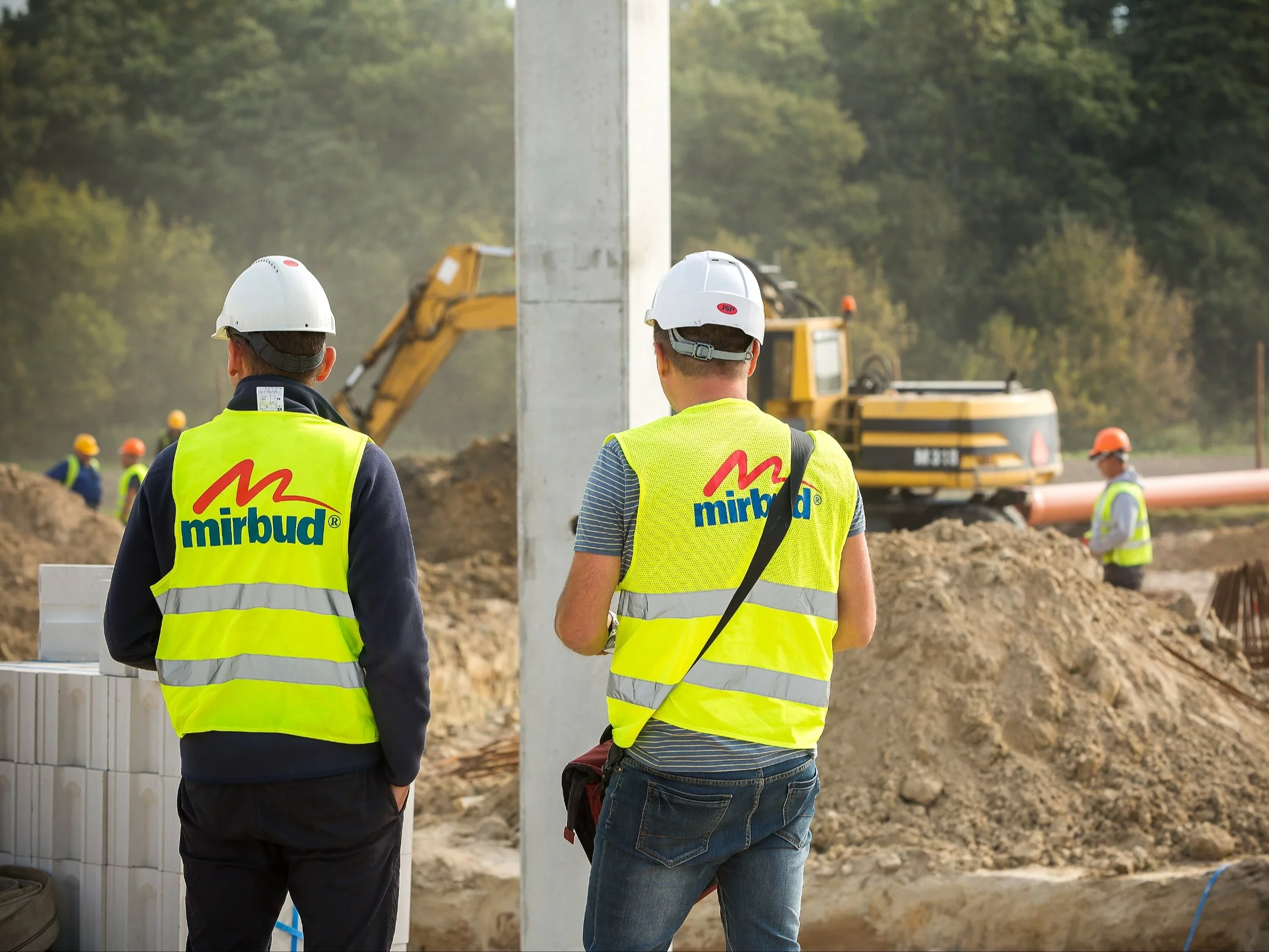 Pracownicy firmy Mirbud na placu budowy