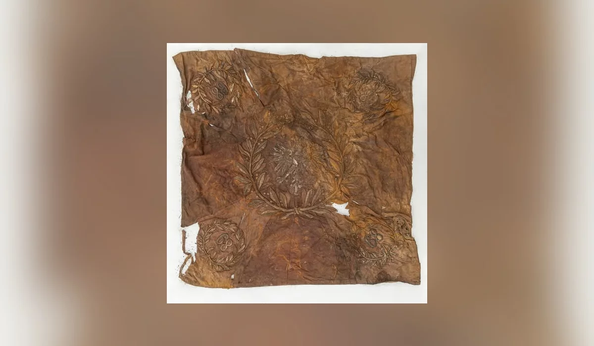 Sztandar 68. Pułku Wrześni znaleziony w marcu 2025 r. wciąż czeka na renowację