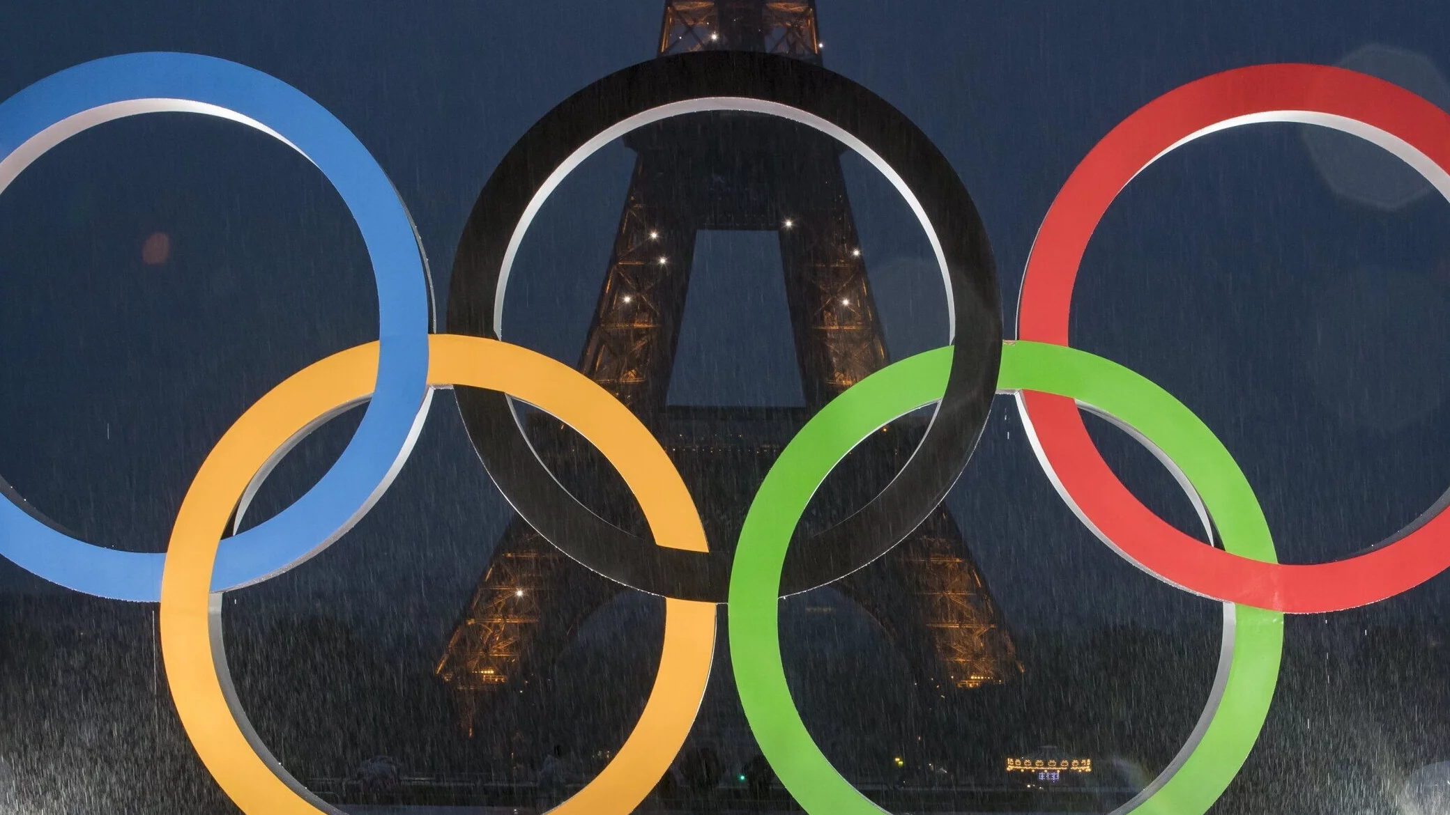 Pierścienie olimpijskie w pobliżu Wieży Eiffla. Igrzyska Olimpijskie 2024 odbędą się w Paryżu.