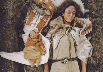 Młoda kobieta pochowana wraz z dzieckiem, które złożono na skrzydle łabędzia. Kultura Ertebølle, Dania. Ok. 6 tys. lat temu