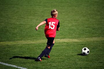 Młody zawodnik na boisku piłkarskim