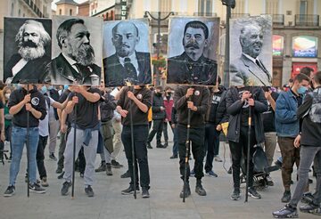 Młodzi ludzie niosący portrety Marksa, Engelsa, Lenina i Stalina w 90. rocznicę utworzenia Drugiej Republiki Hiszpańskiej, Madryt, 14 kwietnia 2021 r