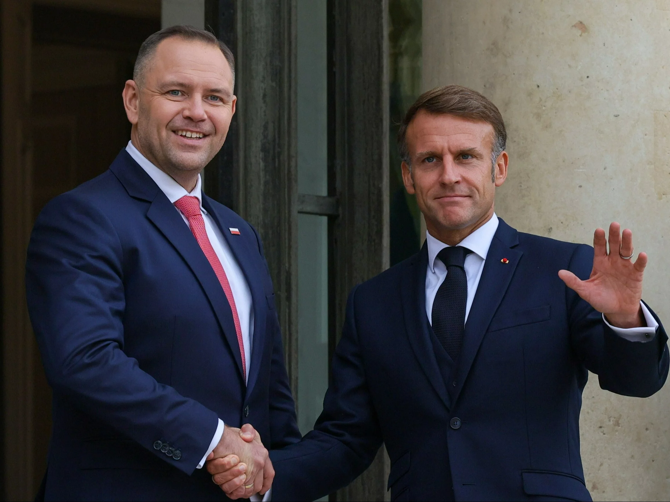 Prezydent Karol Nawrocki i prezydent Francji Emmanuel Macron podczas oficjalnego powitania na dziedzińcu Pałacu Elizejskiego w Paryżu