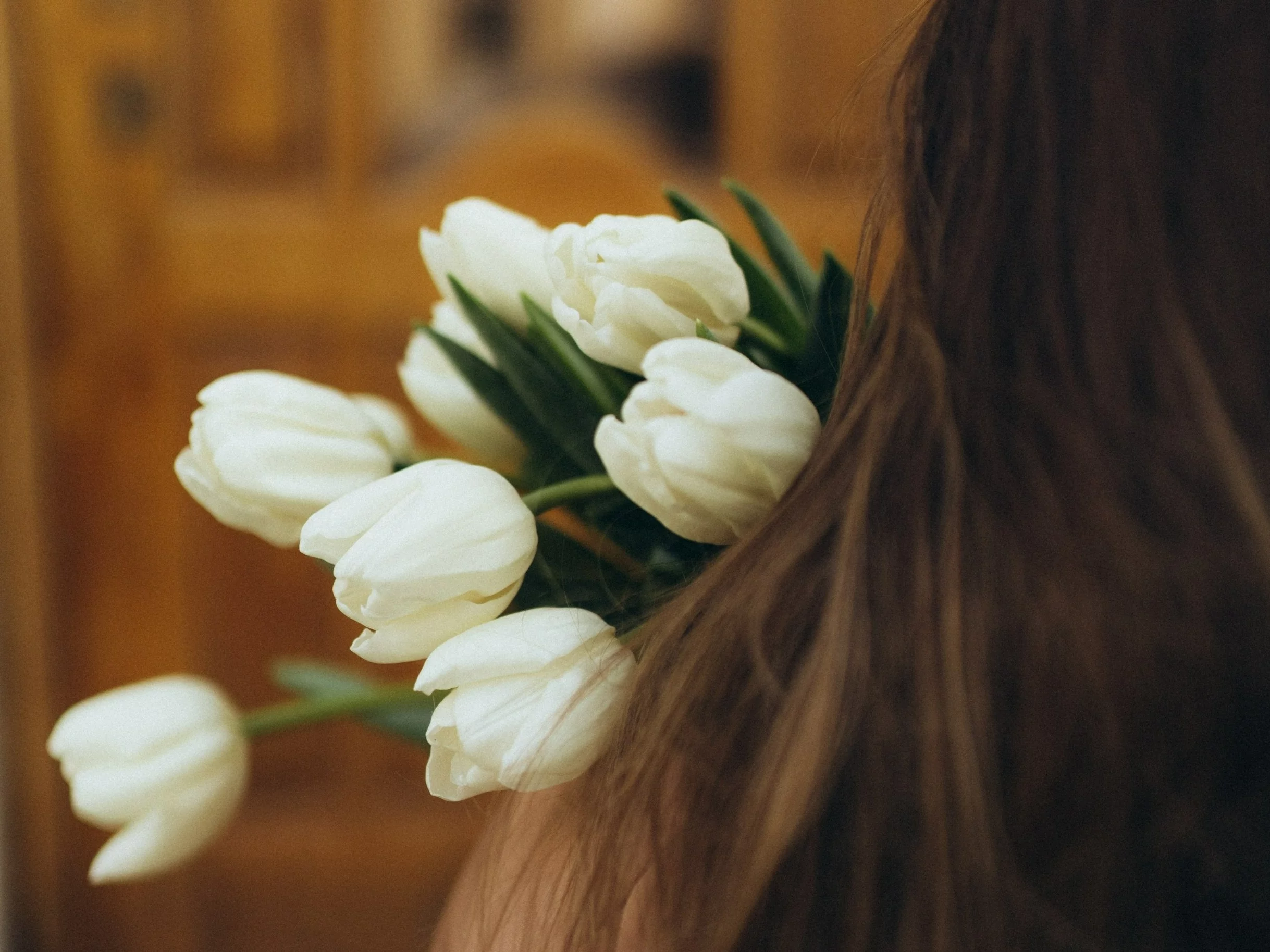 Kobieta z kwiatami, zdjęcie ilustracyjne