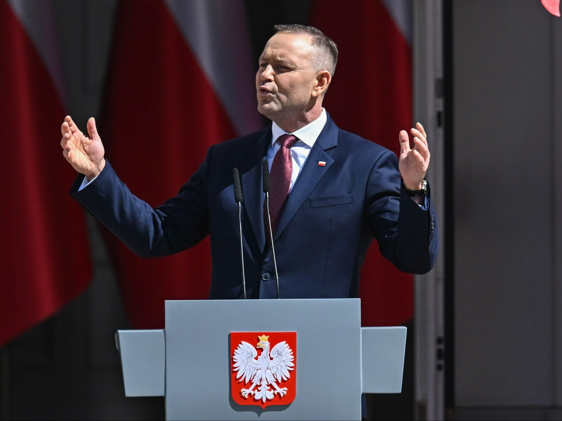 Prezydent RP Karol Nawrocki przemawia podczas uroczystości z okazji Dnia Flagi Rzeczypospolitej oraz Polonii i Polaków za Granicą,  na dziedzińcu Pałacu Prezydenckiego w Warszawie