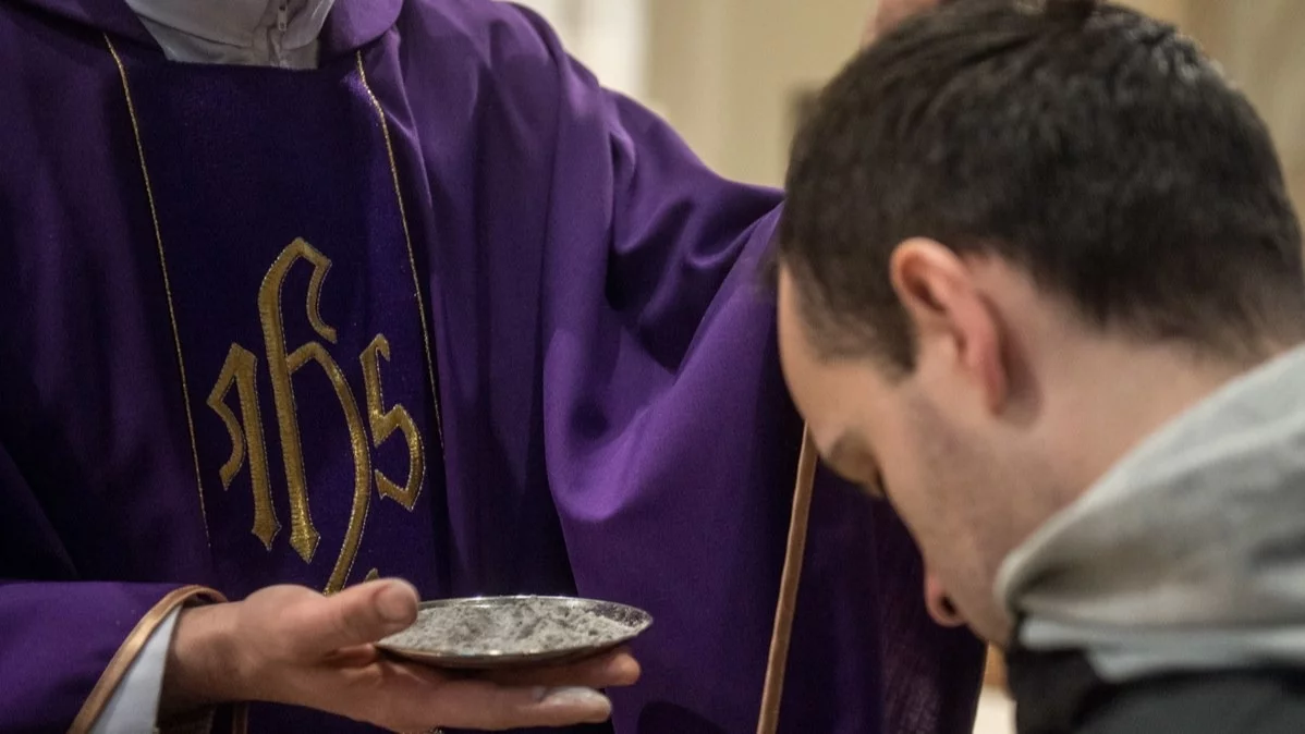 Posypywanie głów popiołem