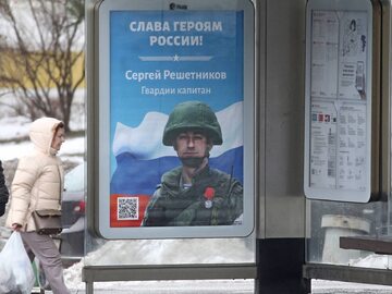 Mobilizacja wojskowa w Rosji. Plakat przedstawiający rosyjskiego żołnierza z hasłem "Chwała bohaterom Rosji