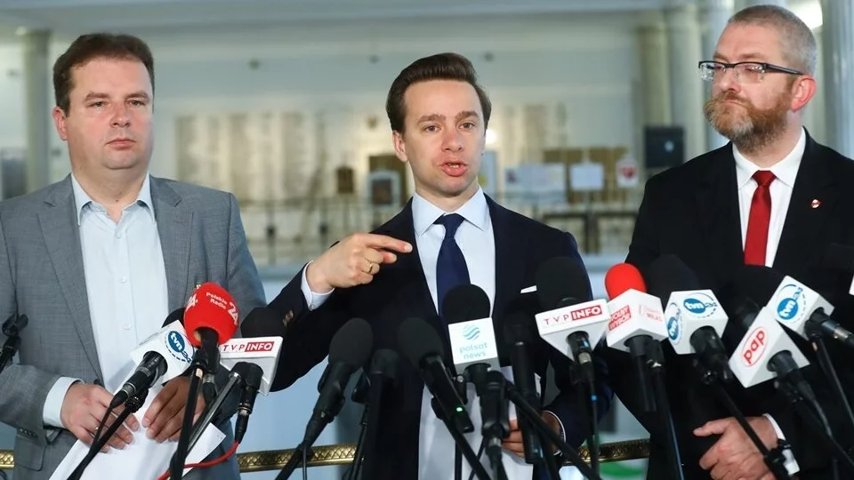 Posłowie Konfederacji Grzegorz Braun (P), Krzysztof Bosak (C) oraz mec. Jacek Wilk