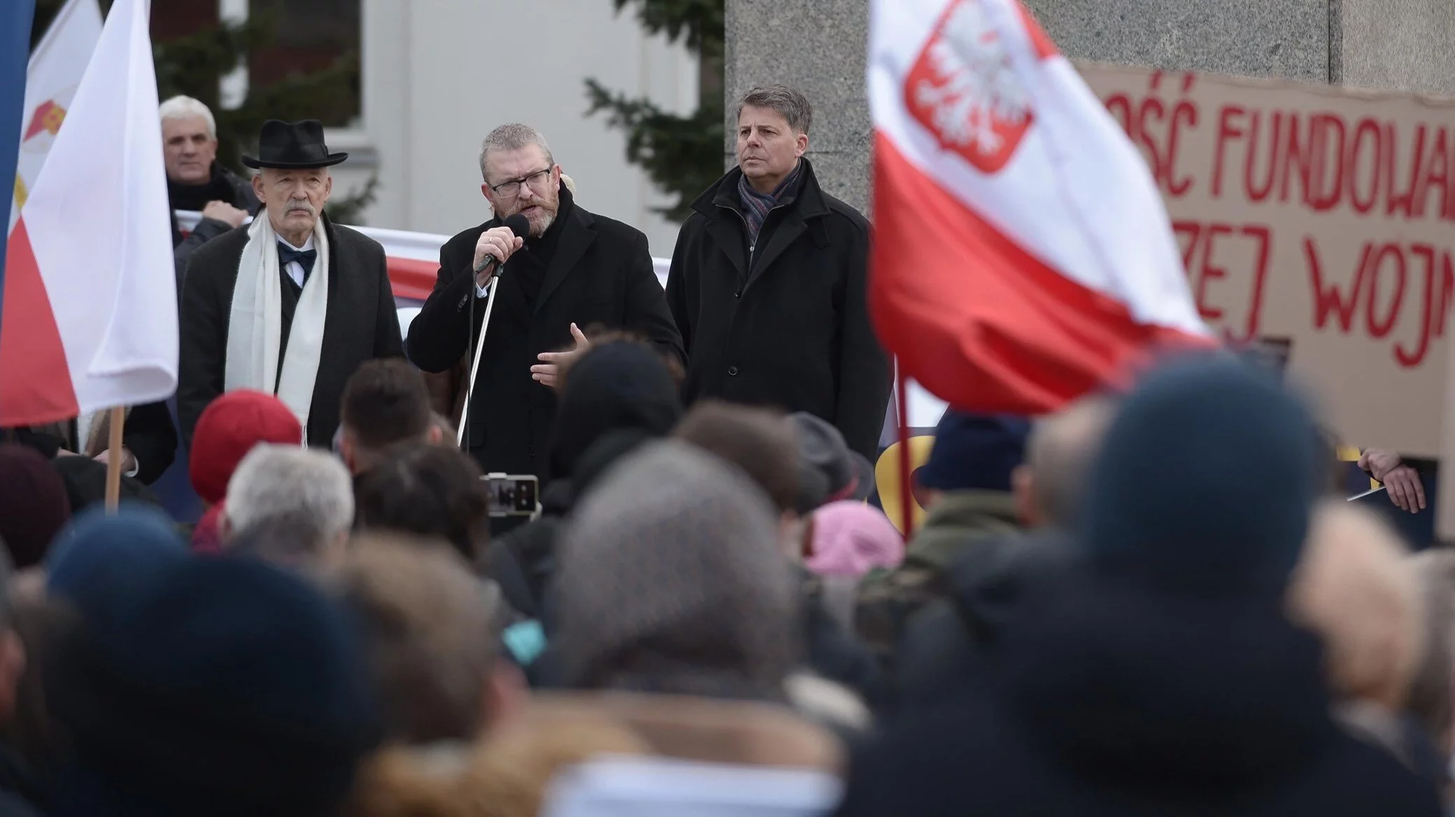 Janusz Korwin-Mikke oraz Grzegorz Braun na marszu "Stop inwazji imigrantów"