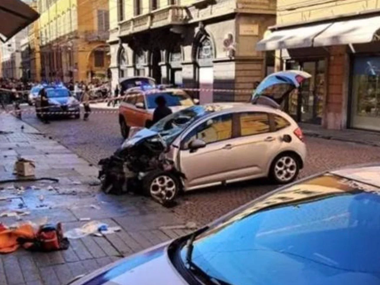 Rozbite auto w Modenie. Afrykanin wjechał autem w przechodniów