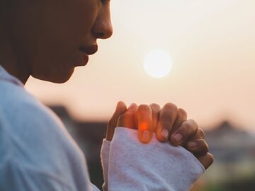 Modląca się kobieta, zdjęcie ilustracyjne