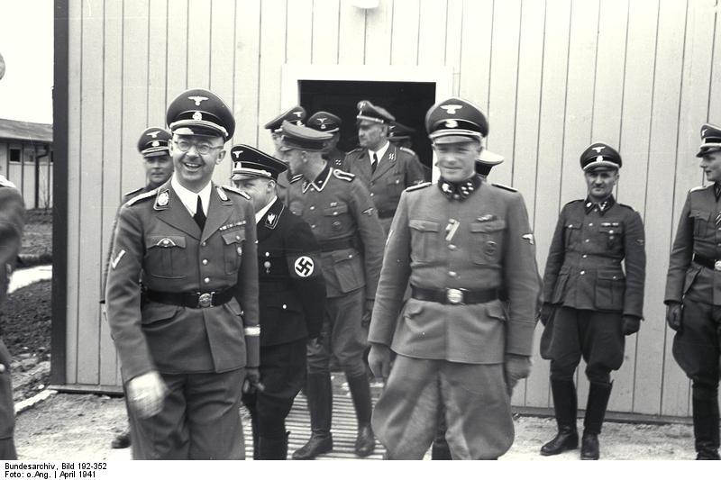 Josef Huber (w drzwiach) z Heinrichem Himmlerem i innymi oficerami SS w obozie koncentracyjnym Mauthausen-Gusen, czerwiec 1941 r.