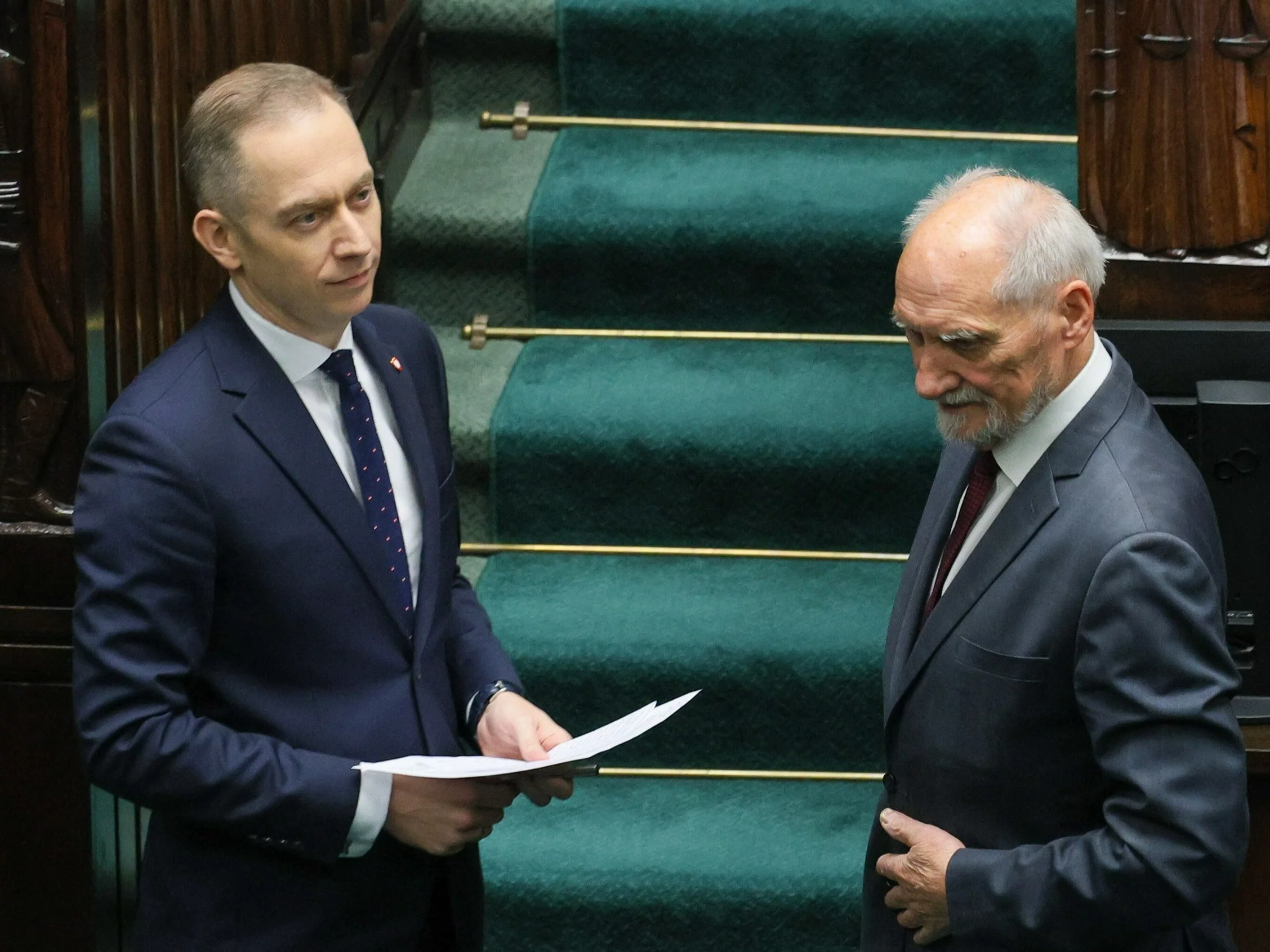 Wiceminister obrony narodowej Cezary Tomczyk (L) oraz poseł Prawa i Sprawiedliwości Antoni Macierewicz (P) na sali obrad Sejmu w Warszawie