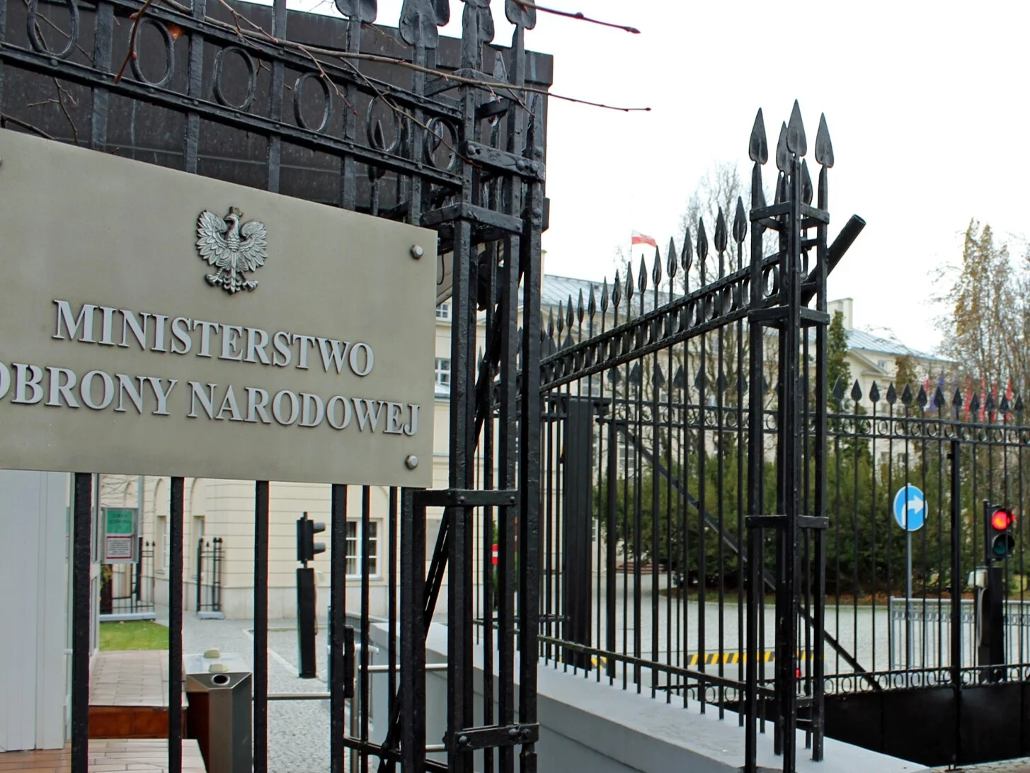 Wejście do Ministerstwa Obrony Narodowej (MON) w Warszawie