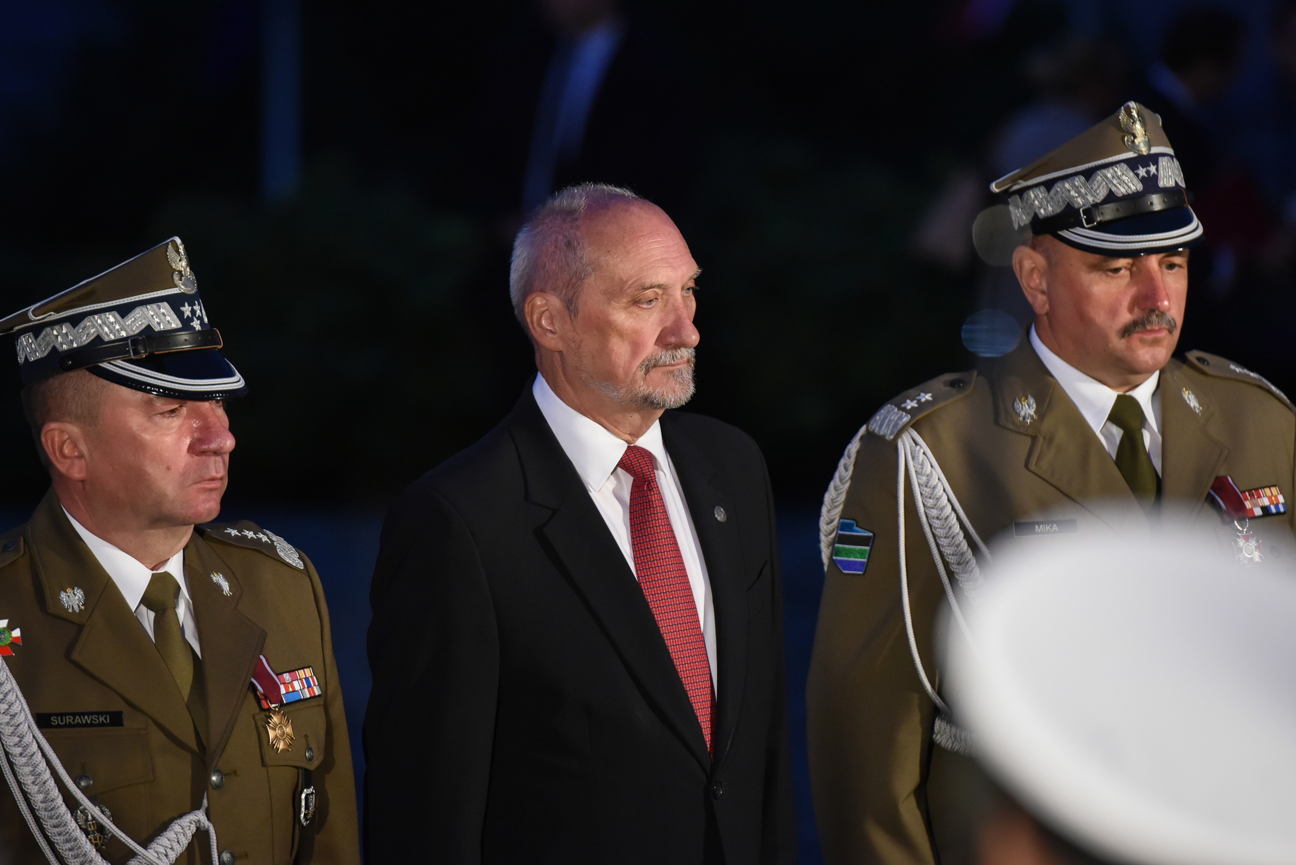 Minister obrony narodowej Antoni Macierewicz (C), dowódca Generalny RSZ gen. dywizji Jarosław Mika (P) oraz szef Sztabu Generalnego WP gen. broni Leszek Surawski (L)