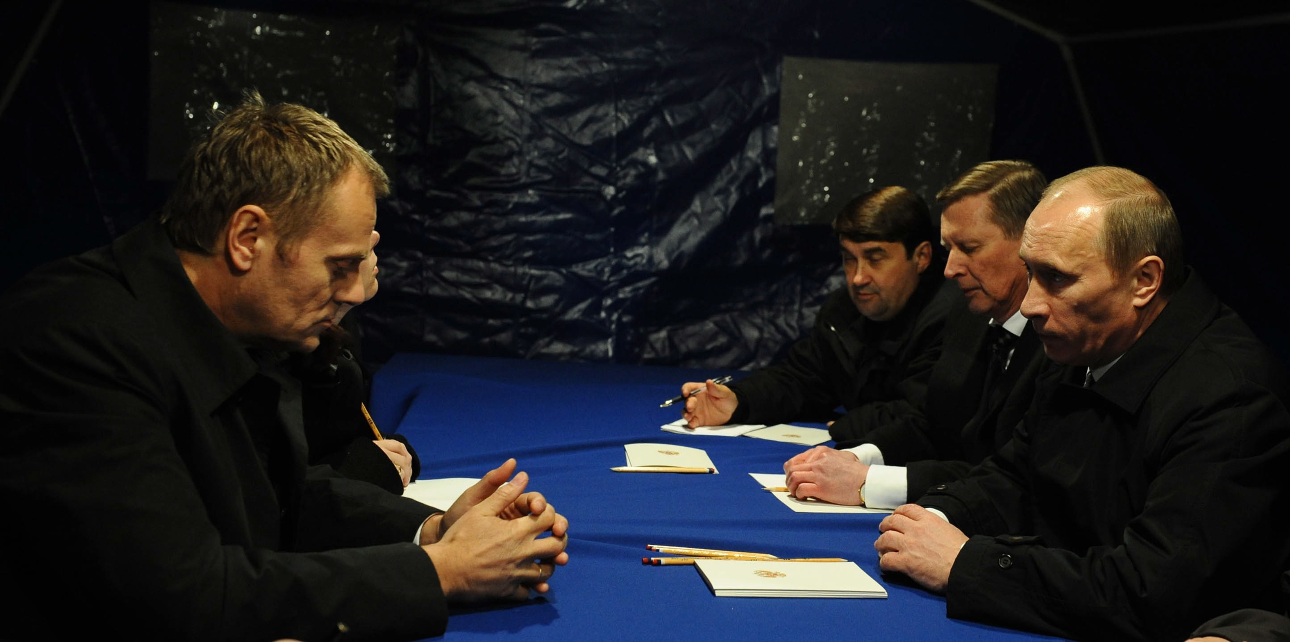 Donald Tusk (L) i Władimir Putin (P) podczas spotkania w Smoleńsku