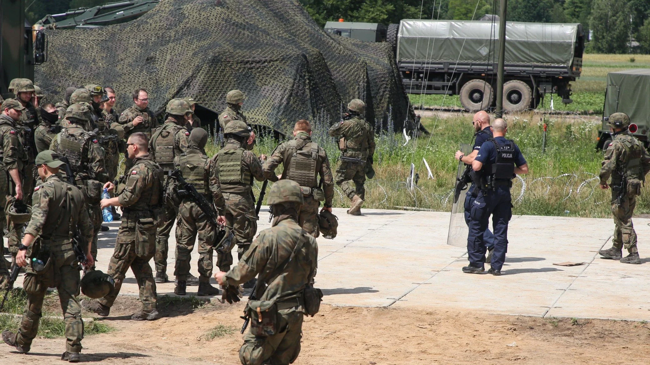 Dubicze Cerkiewne. Żołnierze, policjanci i funkcjonariusze Straży Granicznej chroniący granicy przed imigrantami