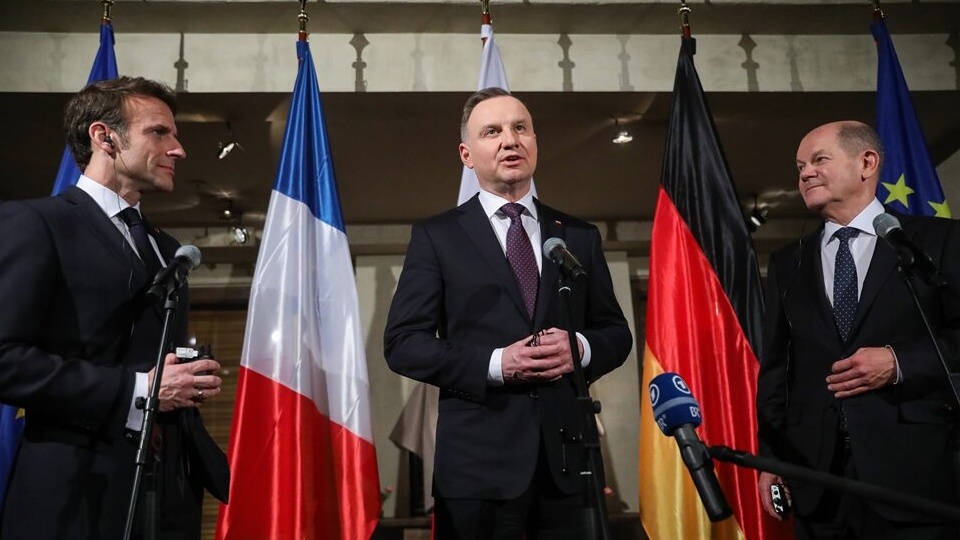 Monachium, Niemcy, 17.02.2023. Prezydent RP Andrzej Duda (C), prezydent Francji Emmanuel Macron (L) oraz kanclerz Niemiec Olaf Scholz