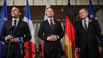 Monachium, Niemcy, 17.02.2023. Prezydent RP Andrzej Duda (C), prezydent Francji Emmanuel Macron (L) oraz kanclerz Niemiec Olaf Scholz