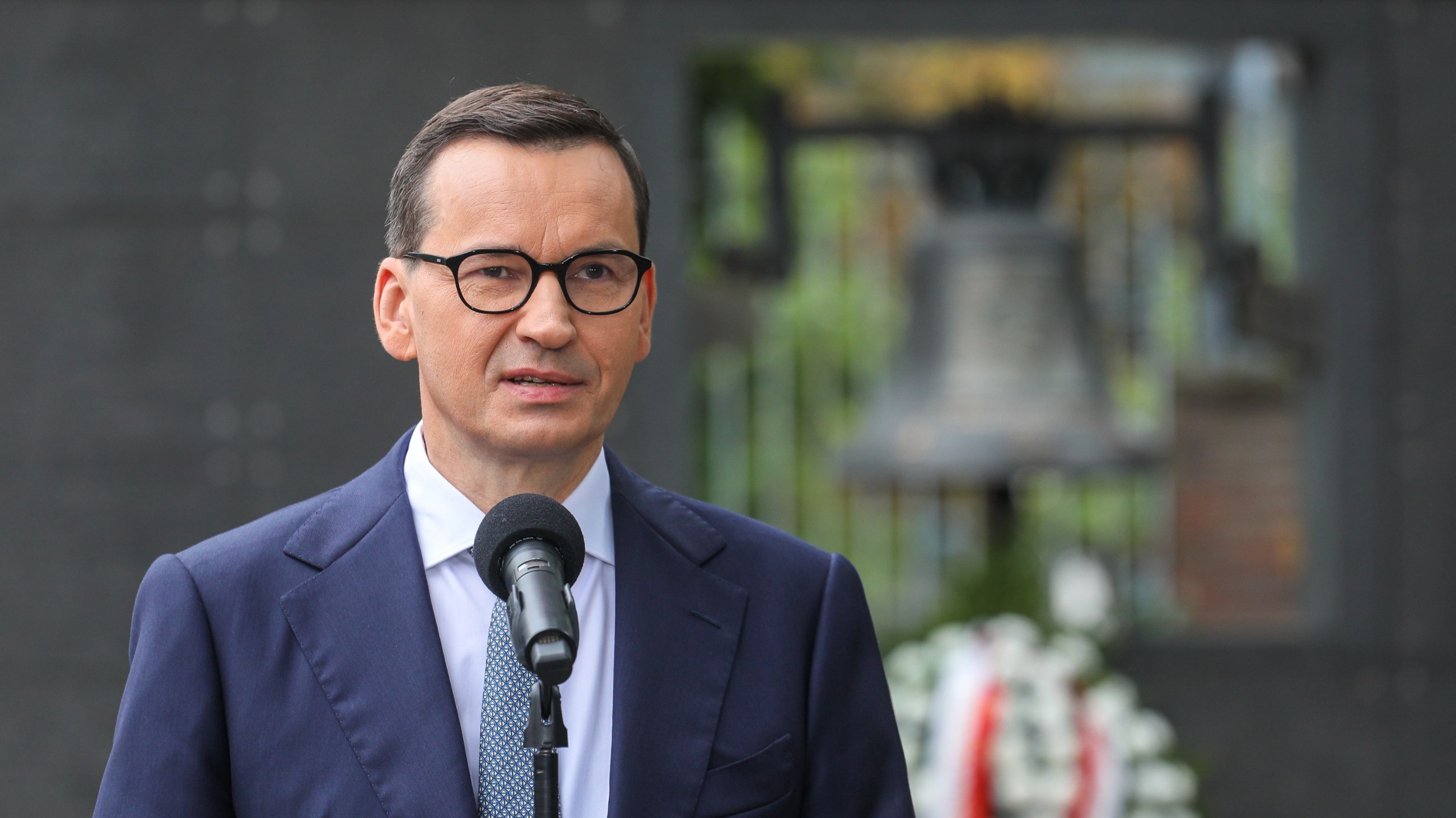 Premier RP Mateusz Morawiecki podczas uroczystości pod dzwonem dowódcy Powstania - gen. Antoniego Chruściela „Montera” w Muzeum Powstania Warszawskiego w Warszawie