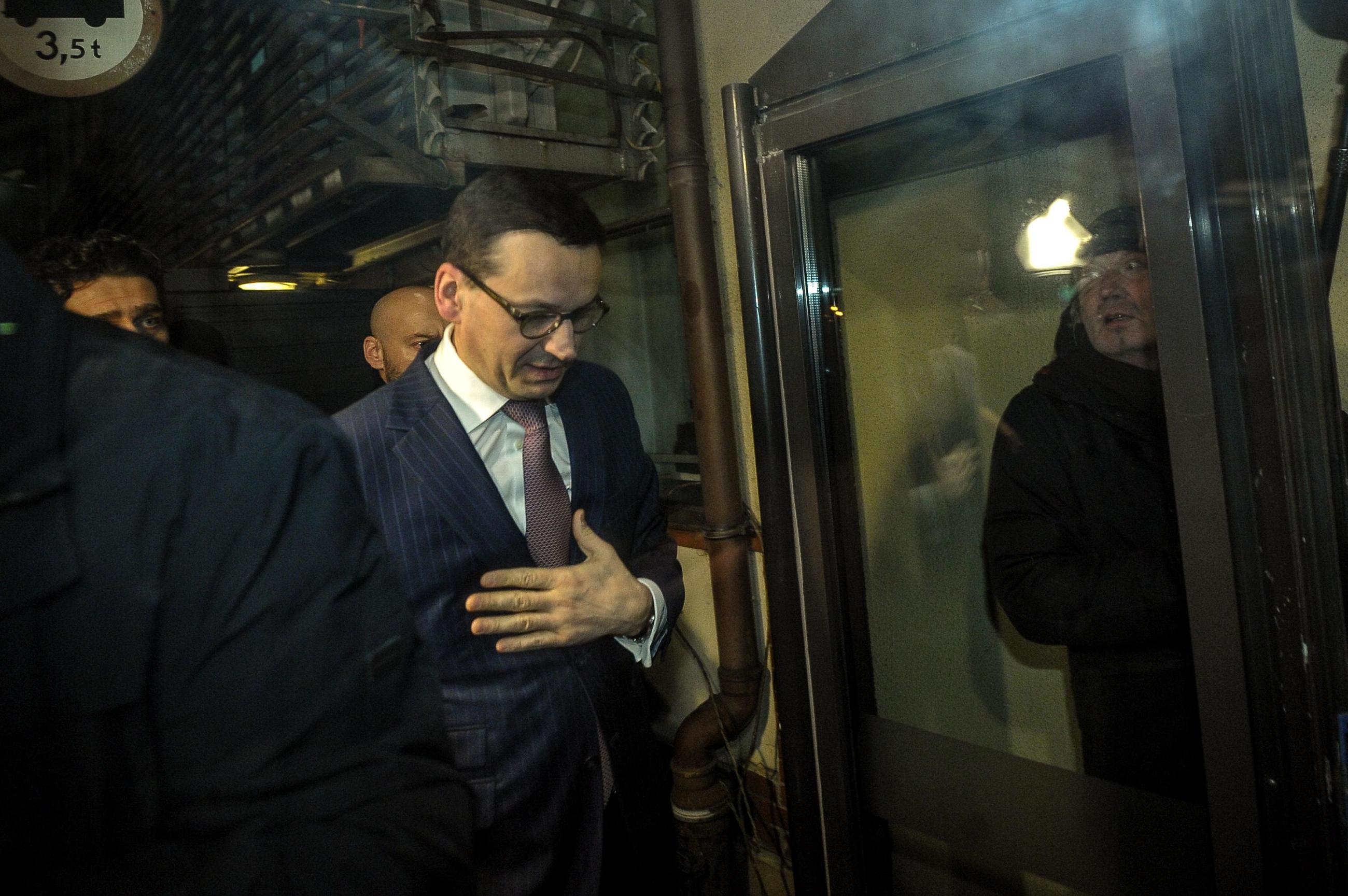 Premier Mateusz Morawiecki w drodze na posiedzenie Komitetu Politycznego Prawa i Sprawiedliwości, w siedzibie PiS przy ulicy Nowogrodzkiej w Warszawie