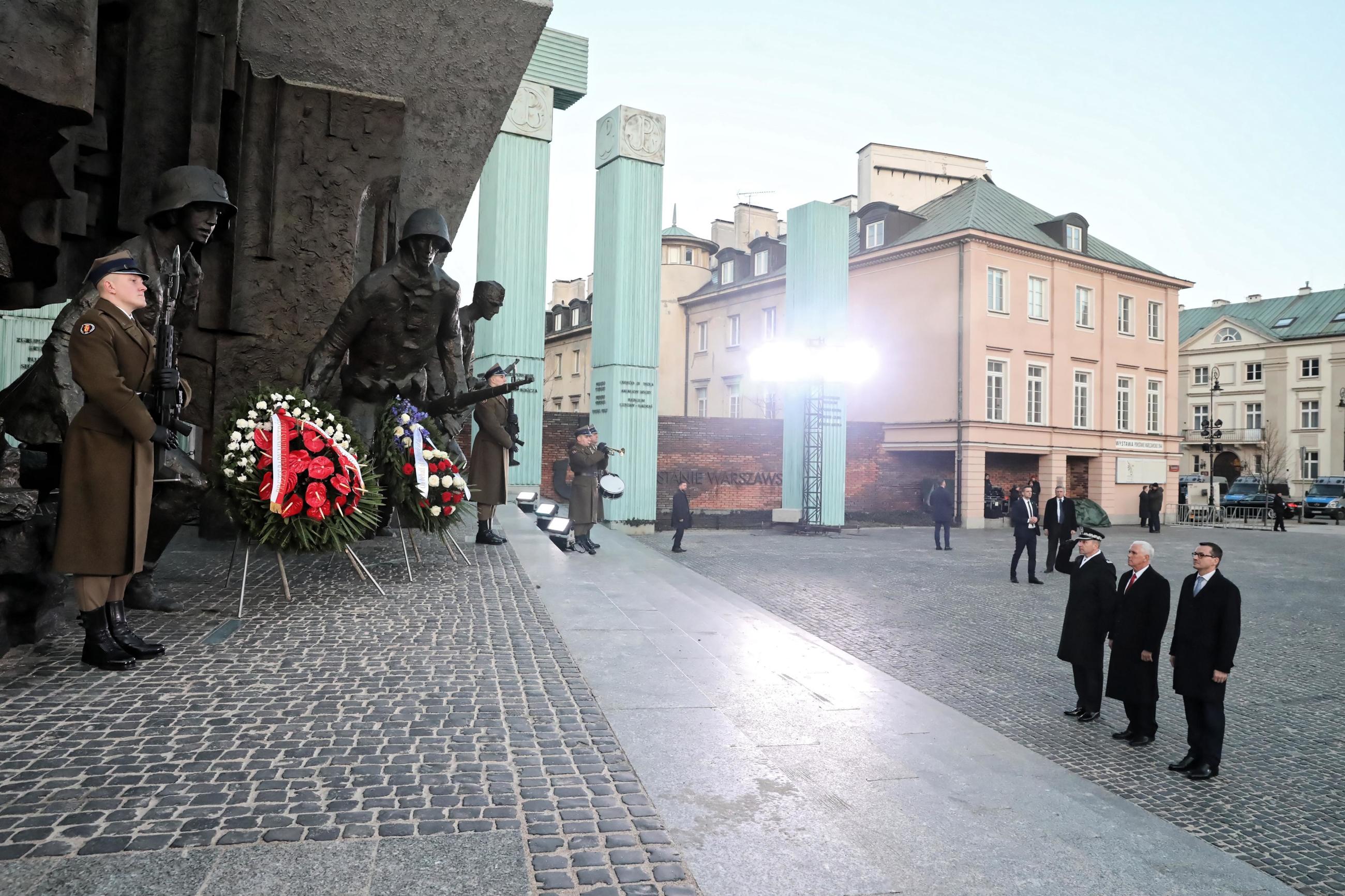 Morawiecki i Pence złożyli wieńce przed Pomnikiem Powstania Warszawskiego